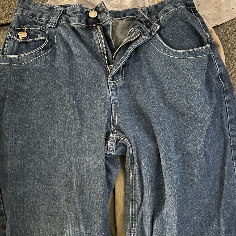 Size 28 baggy jeans.